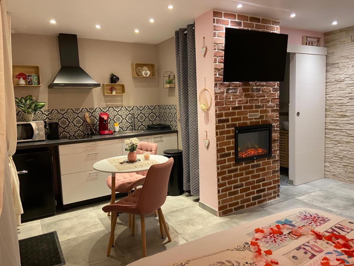 Les Nids De La Baie Bed & Breakfast Favières Dış mekan fotoğraf