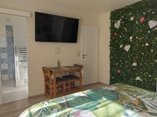 Les Nids De La Baie Bed & Breakfast Favières Dış mekan fotoğraf