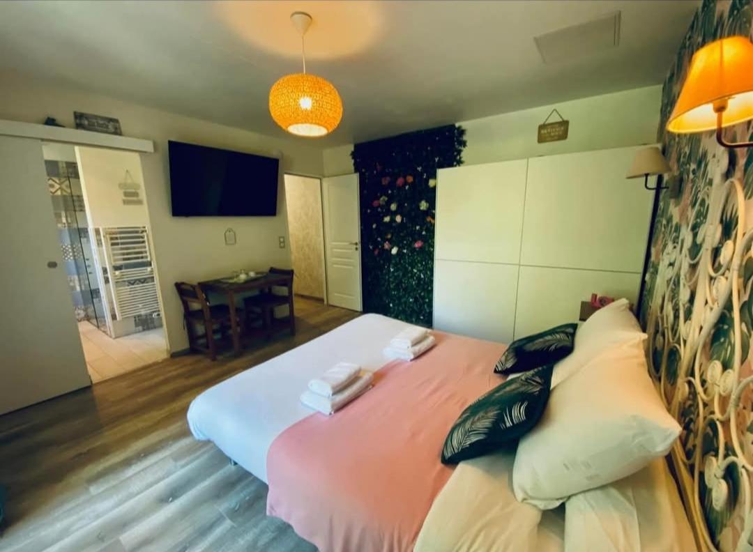 Les Nids De La Baie Bed & Breakfast Favières Dış mekan fotoğraf